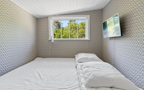 Kerstin - 100M from the Sea: Holz, Interior Design, Decke, Fussboden, Flooring, Schlafzimmer, Bett, Zimmer, Bedding, Bettdecke