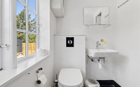 Kerstin - 100M from the Sea: Toilleten Sitz, Badezimmer, Toilette, Armatur, Wand, Flooring, Fussboden, Interior Design, Sinken, Installation
