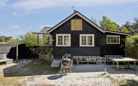 Kerstin - 100M from the Sea: Holz, Haus, Zuhause, Hütte, Dach, Die Architektur, Abstellgleis, Tür, Veranda, Ländliches Gebiet