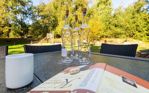Elza - 800M from the Sea: Drinkware, Barware, Wein, Weinglas, Flasche, Kelche, Park