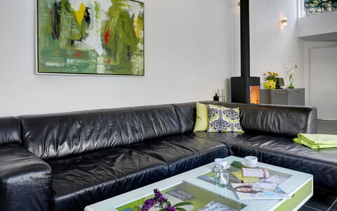 Elza - 800M from the Sea: Möbel, Interior Design, Couch, Wand, Flooring, Fussboden, Wohnzimmer, Zuhause, Beleuchtung, Tabelle