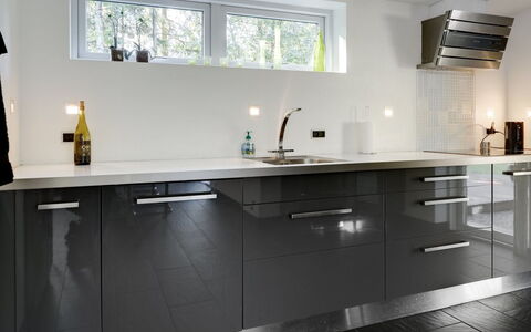 Elza - 800M from the Sea: Flooring, Cabinetry, Interior Design, Küche, Countertop, Fussboden, Zuhause, Küchengerät, Light Fixture, Schrank