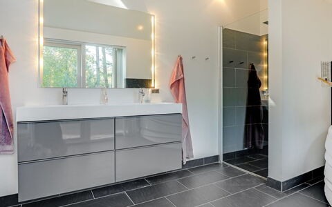Elza - 800M from the Sea: Flooring, Fussboden, Badezimmerschrank, Interior Design, Armatur, Badezimmer, Installation, Fliese, Zapfhahn