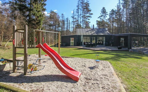 Elza - 800M from the Sea: Dach, Haus, Grundstueck, Zuhause, Hütte, Estate, Gartenbauten, Schatten, Blockhaus, Landscaping