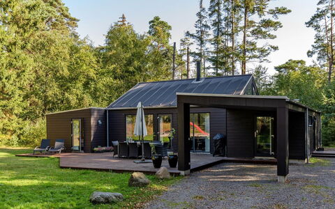 Elza - 800M from the Sea: Dach, Haus, Grundstueck, Zuhause, Hütte, Estate, Gartenbauten, Schatten, Blockhaus, Landscaping