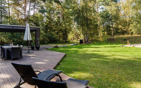 Elza - 800M from the Sea: Dach, Haus, Grundstueck, Zuhause, Hütte, Estate, Gartenbauten, Schatten, Blockhaus, Landscaping