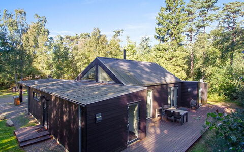 Elza - 800M from the Sea: Dach, Haus, Grundstueck, Zuhause, Hütte, Estate, Gartenbauten, Schatten, Blockhaus, Landscaping