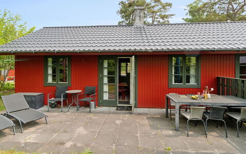 Gunder - 125M from the Sea: Möbel, Interior Design, Stuhl, Flooring, Tabelle, Resort, Fussboden, Decke, Zimmer, Eco Hotel