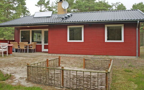 Apelone - 300M from the Sea: Haus, Hütte, Dach, Gartenbauten, Schatten, Schuppen, Hinterhof, Gartenmöbel, Garten, Rasen