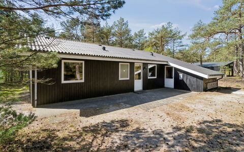 Hildegerd - 500M from the Sea: Wohnung, Schatten, Balkon, Stuhl, Zaun, Gartenmöbel, Aluminium, Kunstrasen