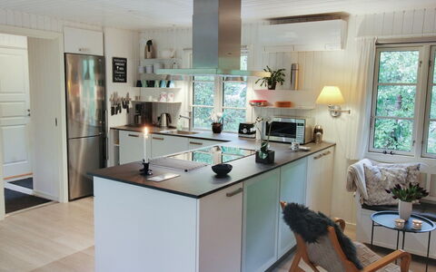 Tume - 200M from the Sea: Küche, Countertop, Interior Design, Küchengerät, Flooring, Möbel, Cabinetry, Holz, Fussboden, Light Fixture