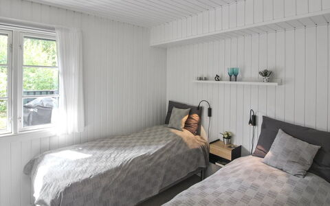 Tume - 200M from the Sea: Schlafzimmer, Holz, Bett, Bettdecke, Bedding, Flooring, Fussboden, Interior Design, Linens, Bettrahmen