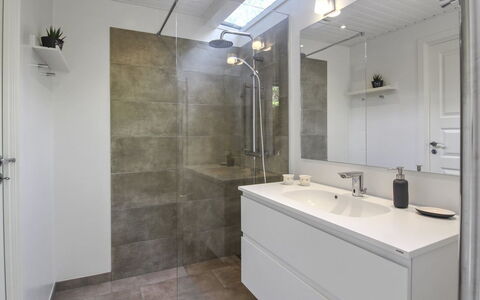 Tume - 200M from the Sea: Flooring, Armatur, Wand, Fussboden, Badezimmer, Interior Design, Badezimmerschrank, Bad Sink, Sinken, Zapfhahn