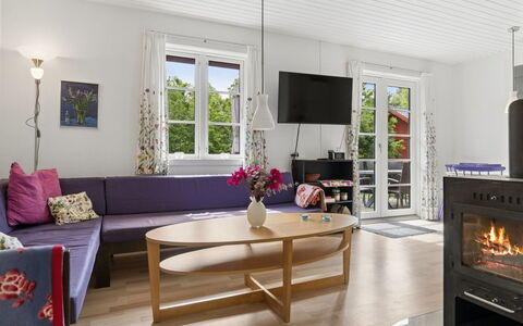 Georg - 300M from the Sea: Möbel, Interior Design, Flooring, Fussboden, Holz, Holzboden, Decke, Couch, Wohnzimmer, Zimmer