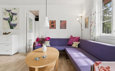 Georg - 300M from the Sea: Möbel, Interior Design, Flooring, Fussboden, Couch, Wohnzimmer, Zuhause, Wohnung, Beleuchtung, Zimmer