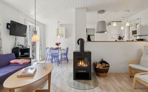 Georg - 300M from the Sea: Möbel, Flooring, Interior Design, Fussboden, Holz, Zimmer, Wohnzimmer, Decke, Holzboden, Beleuchtung