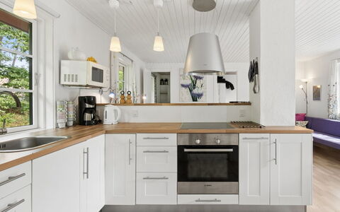 Georg - 300M from the Sea: Küche, Countertop, Möbel, Flooring, Cabinetry, Interior Design, Küchengerät, Holz, Fussboden, Zuhause