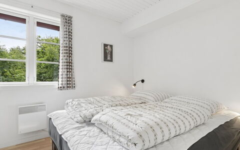Georg - 300M from the Sea: Holz, Bett, Schlafzimmer, Möbel, Zuhause, Interior Design, Haus, Bedding, Bettrahmen, Decke