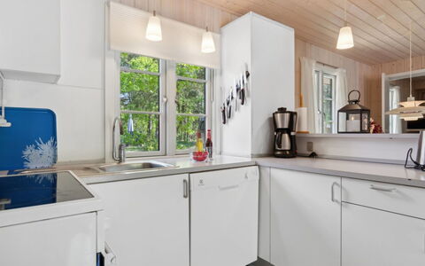 Oisin - 150M from the Sea: Küche, Countertop, Küchengerät, Interior Design, Holz, Major Appliance, Flooring, Sinken, Cabinetry, Armatur