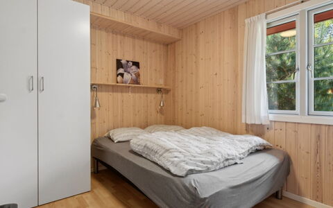 Oisin - 150M from the Sea: Wand, Möbel, Flooring, Schlafzimmer, Holz, Fussboden, Bett, Interior Design, Decke, Zimmer