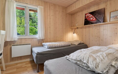 Oisin - 150M from the Sea: Bett, Schlafzimmer, Holz, Möbel, Interior Design, Bettdecke, Bedding, Decke, Fussboden, Zuhause