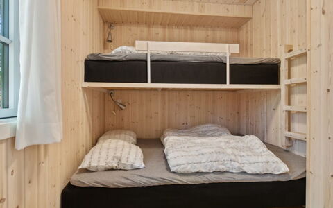 Oisin - 150M from the Sea: Schlafzimmer, Bett, Holz, Etagenbett, Fussboden, Interior Design, Bettdecke, Flooring, Bedding, Zimmer