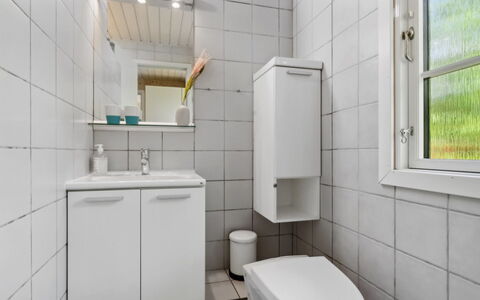 Oisin - 150M from the Sea: Toilleten Sitz, Toilette, Armatur, Badezimmer, Flooring, Sinken, Fussboden, Interior Design, Installation, Zapfhahn