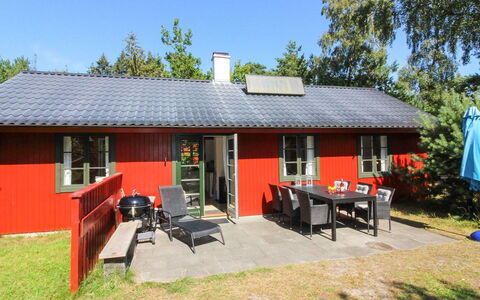 Oisin - 150M from the Sea: Haus, Hütte, Dach, Zuhause, Tür, Schatten, Garten, Garten, Hinterhof, Rasen