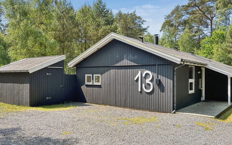 Ila - 500M from the Sea: Gebäude, Haus, Holz, Zuhause, Dach, Hütte, Wohngebiet, Strauch, Die Architektur