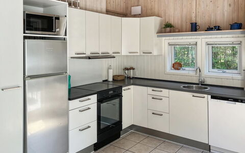 Ila - 500M from the Sea: Küchengerät, Küche, Countertop, Major Appliance, Cabinetry, Interior Design, Flooring, Holz, Haushaltsgerät, Möbel