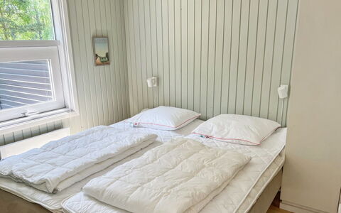 Ila - 500M from the Sea: Bett, Schlafzimmer, Bettdecke, Bedding, Holz, Fussboden, Möbel, Flooring, Interior Design, Linens