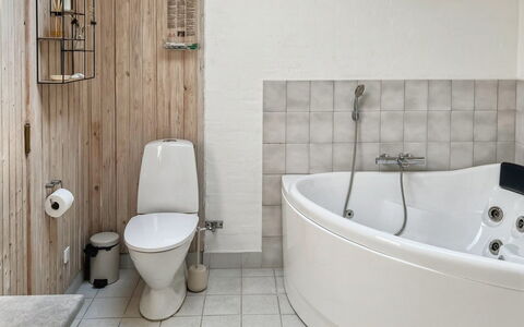 Ila - 500M from the Sea: Badezimmer, Armatur, Flooring, Interior Design, Fussboden, Toilette, Toilleten Sitz, Zapfhahn, Sinken, Installation
