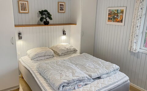 Alde - 300M from the Sea: Möbel, Schlafzimmer, Holz, Interior Design, Bett, Fussboden, Flooring, Bettdecke, Bedding, Zimmer
