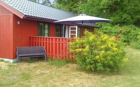 Alde - 300M from the Sea: Hütte, Rasen, Garten, Hinterhof, Garten, Schatten, Gartenbauten, Gartenmöbel, Hartholz, Holzbeize