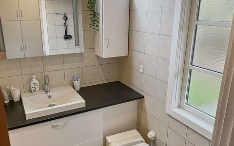 Alde - 300M from the Sea: Bad Sink, Armatur, Sinken, Badezimmer, Badezimmerschrank, Cabinetry, Flooring, Interior Design, Zapfhahn, Fussboden