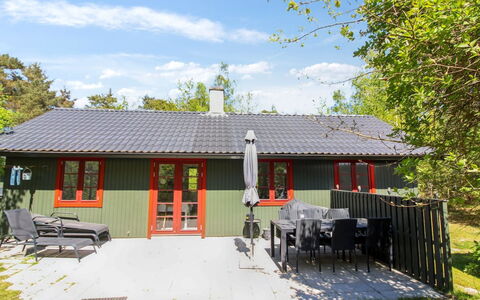 Franzine - 200M from the Sea: Hütte, Garten, Abstellgleis, Gartenbauten, Schatten, Garten, Hinterhof, Rasen, Bauernhaus, Landscaping
