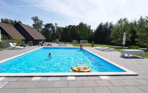 Franzine - 200M from the Sea: Hütte, Garten, Abstellgleis, Gartenbauten, Schatten, Garten, Hinterhof, Rasen, Bauernhaus, Landscaping