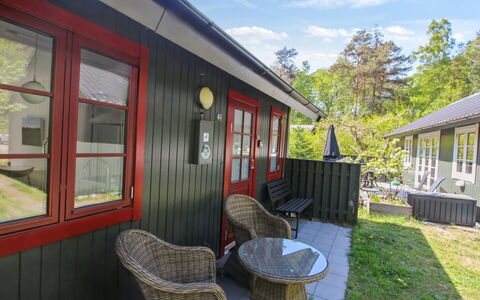 Franzine - 200M from the Sea: Hütte, Garten, Abstellgleis, Gartenbauten, Schatten, Garten, Hinterhof, Rasen, Bauernhaus, Landscaping