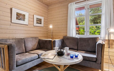 Nahuel - 200M from the Sea: Holz, Flooring, Fussboden, Möbel, Interior Design, Zimmer, Wohnzimmer, Zuhause, Couch, Holzboden