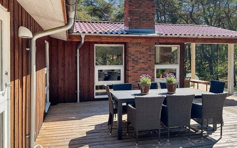 Gaja - 1Km from the Sea: Holz, Veranda, Möbel, Holzbeize, Zuhause, Tür, Gartenmöbel, Hartholz, Fussboden, Deck