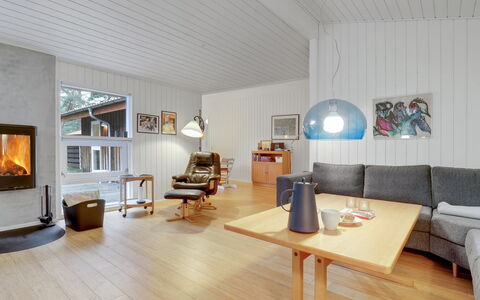 Gaja - 1Km from the Sea: Interior Design, Möbel, Flooring, Holz, Fussboden, Decke, Wohnzimmer, Holzboden, Zimmer, Light Fixture
