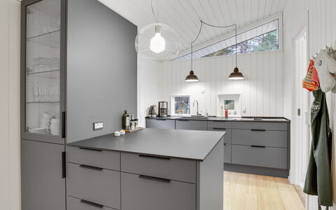 Gaja - 1Km from the Sea: Cabinetry, Küche, Countertop, Interior Design, Flooring, Möbel, Fussboden, Schublade, Küchengerät, Decke