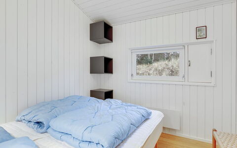 Gaja - 1Km from the Sea: Holz, Schlafzimmer, Bett, Interior Design, Decke, Fussboden, Flooring, Bettdecke, Bedding, Zuhause