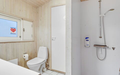 Gaja - 1Km from the Sea: Flooring, Fussboden, Holz, Armatur, Interior Design, Badezimmer, Toilette, Installation, Zimmer, Sinken