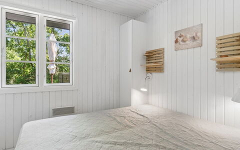 Blakke - 250M from the Sea: Holz, Flooring, Fussboden, Schlafzimmer, Interior Design, Decke, Holzboden, Planke, Bett, Zimmer