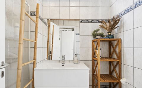 Blakke - 250M from the Sea: Flooring, Fussboden, Interior Design, Fliese, Armatur, Zimmer, Badezimmer, Installation, Zapfhahn