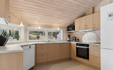 Sylvia - 900M from the Sea: Interior Design, Holz, Flooring, Decke, Küche, Countertop, Fussboden, Zimmer, Light Fixture, Cabinetry
