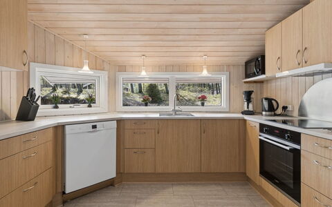 Sylvia - 900M from the Sea: Flooring, Küche, Holz, Interior Design, Countertop, Decke, Fussboden, Cabinetry, Zimmer, Holzbeize