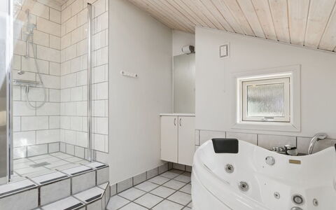 Sylvia - 900M from the Sea: Armatur, Interior Design, Flooring, Fussboden, Badezimmer, Decke, Badewanne, Installation, Zimmer, Zapfhahn