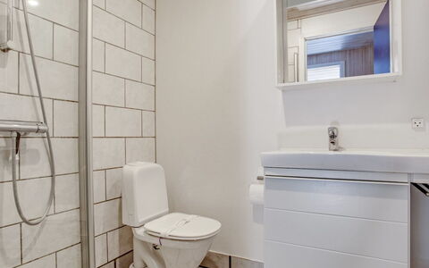 Sylvia - 900M from the Sea: Toilleten Sitz, Flooring, Fussboden, Armatur, Toilette, Badezimmer, Interior Design, Installation, Decke, Fliese